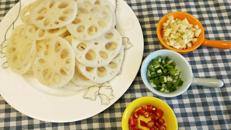 舌尖上的藕遇(凉拌藕片),大蒜、辣椒、香葱切丁