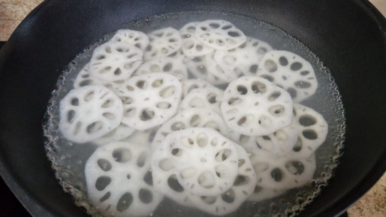 舌尖上的藕遇(凉拌藕片),水没过藕片,煮两分钟左右