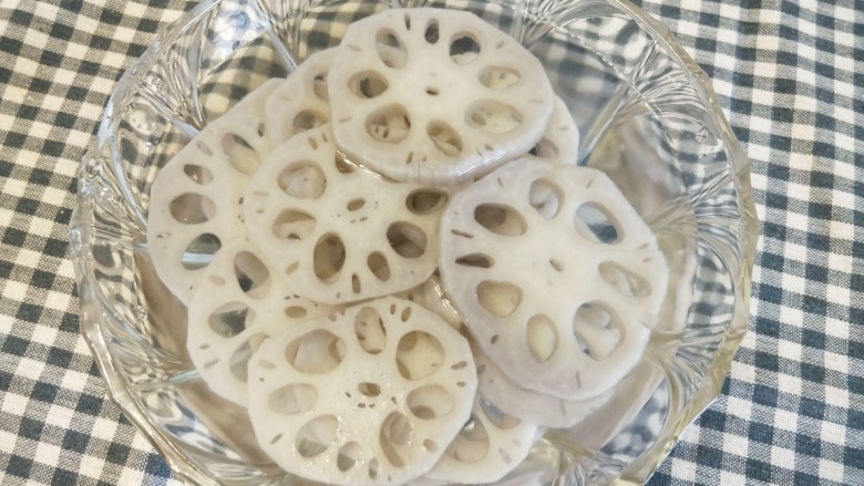 舌尖上的藕遇(凉拌藕片),捞起藕片放入准备好的冷水中(泡冷水的目的是让藕片更脆爽)