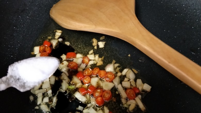 舌尖上的藕遇(凉拌藕片),加入适量盐