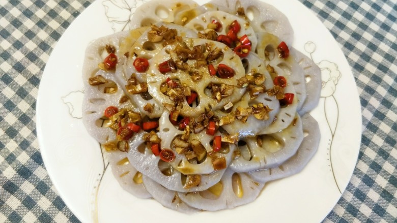 舌尖上的藕遇(凉拌藕片),将调好的汁水均匀的淋在藕片上