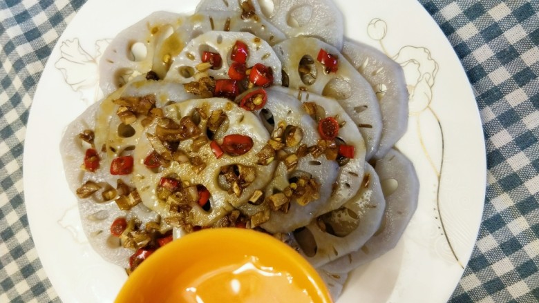舌尖上的藕遇(凉拌藕片),加入适量<a style='color:red;display:inline-block;' href='/shicai/ 715'>白醋</a>