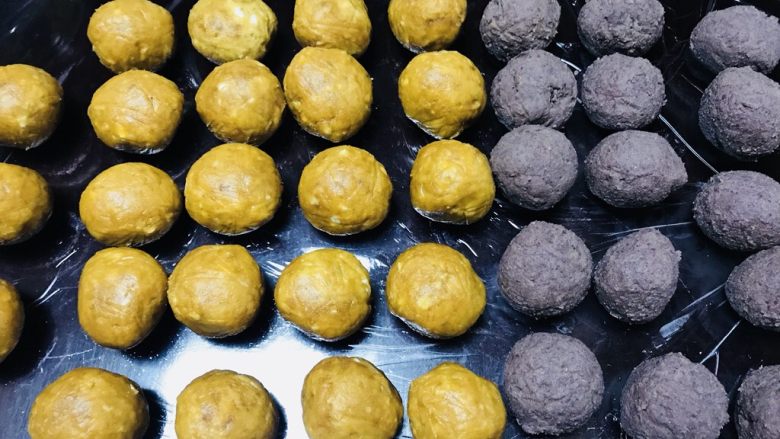 #咸蛋黄肉松青团#,做好的馅,揉搓成团,过秤20g/个
(我馅做多了,皮不够😂)