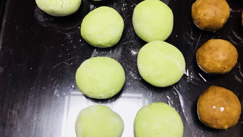 #咸蛋黄肉松青团#,青团皮揉均匀后,分成小剂子,过秤30g/个
注:青团皮容易干开裂,准备一碗热水,包馅之前蘸热水重心揉一下,就可以了