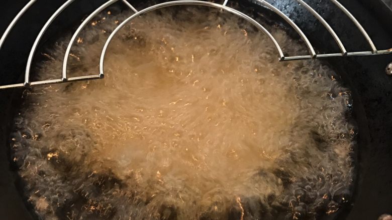 咖喱猪扒饭,油热至180度左右放入解冻后的猪扒,中小火炸至两面金黄色即可