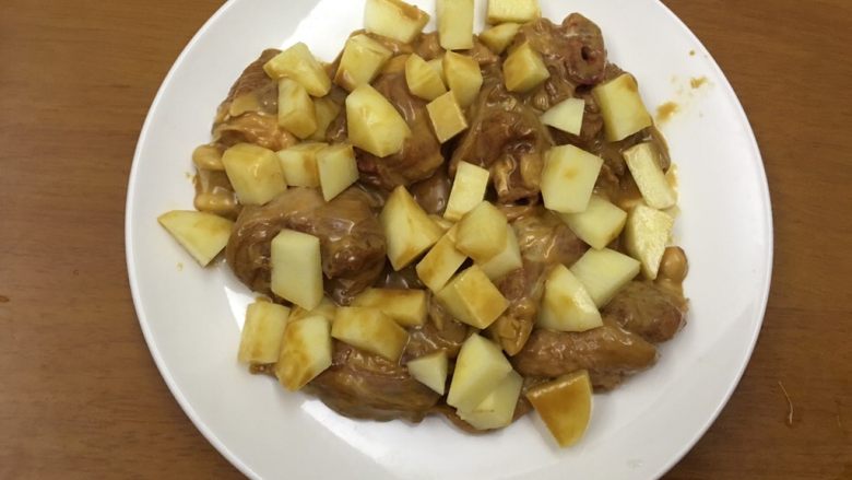 土豆蒸腐乳鸡肉,鸡肉放在盘子,铺上土豆