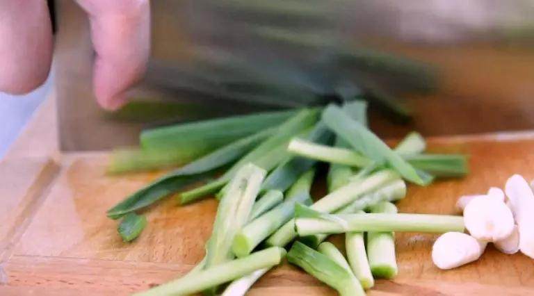 换个方法吃腊肉——干锅腊肉茶树菇,将茶树菇、二荆条、甜椒、青蒜苗,切段备用