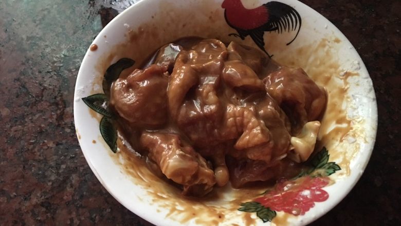 土豆蒸腐乳鸡肉,把所有材料抓匀,腌制15分钟