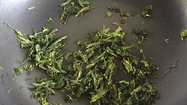 海苔炒年糕,下海苔煸炒,一定要快,海苔很容易焦
