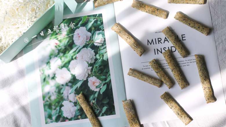 杏仁黑芝麻磨牙棒,宝宝在使用磨牙棒的时候,需要大人监护。磨牙棒要制作的干燥坚硬,不宜咬断,如果制作的过于柔软,被宝宝吃进嘴里,要立刻帮助取出,当然如果做得很硬,这种情况是不会发生的。但话说回来,不管看似再安全的玩具,食物,对于一个未满周岁的宝宝来说,都需要大人陪护的。用过的磨牙棒,可以丢弃,不要舍不得,因为成本很低,不要把污染了的磨牙棒再给宝宝吃。