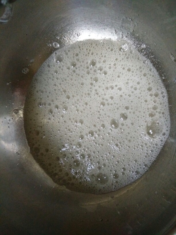 蛋白糖,首先我们来打发蛋清,蛋清打发到不均匀的大气泡时加第一次<a style='color:red;display:inline-block;' href='/shicai/ 10588'><a style='color:red;display:inline-block;' href='/shicai/ 10588'>糖</a></a>