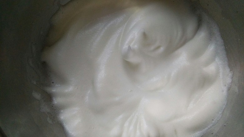 蛋白糖,打到颜色发白但还没有成型时加第二次糖