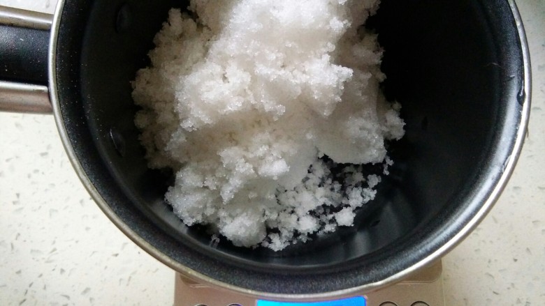 蛋白糖,糖和<a style='color:red;display:inline-block;' href='/shicai/ 156925'>水</a>秤好放在一个小的奶锅里,奶锅越小越好,我用了专门熬糖浆的小锅,这样糖浆的凝固速度会慢。糖浆的温度在118-120之间都是可以的,所以温度计有些许温差是不要紧的,在这个温度范围内的糖浆都是可以做出成功的<a style='color:red;display:inline-block;' href='/shicai/ 1117'>蛋白</a>糖的