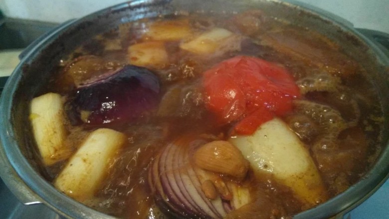 老汤牛肉面,将葱<a style='color:red;display:inline-block;' href='/shicai/ 37'>姜</a>切断,<a style='color:red;display:inline-block;' href='/shicai/ 3551'>西红柿</a>洗净,<a style='color:red;display:inline-block;' href='/shicai/ 29'>洋葱</a>对半切开,<a style='color:red;display:inline-block;' href='/shicai/ 26'>白萝卜</a>切大块,将锅中放油,把葱<a style='color:red;display:inline-block;' href='/shicai/ 37'>姜</a>放入炒香倒水加入<a style='color:red;display:inline-block;' href='/shicai/ 56112'>卤肉包</a>,<a style='color:red;display:inline-block;' href='/shicai/ 216'>牛肉</a>,<a style='color:red;display:inline-block;' href='/shicai/ 718'>料酒</a><a style='color:red;display:inline-block;' href='/shicai/ 788'>生抽</a>,<a style='color:red;display:inline-block;' href='/shicai/ 762'>老抽</a>,<a style='color:red;display:inline-block;' href='/shicai/ 866'>冰糖</a>,盐适量。小火炖2小时吧<a style='color:red;display:inline-block;' href='/shicai/ 216'>牛肉</a>炖烂。再加入<a style='color:red;display:inline-block;' href='/shicai/ 3551'>西红柿</a>一整个,<a style='color:red;display:inline-block;' href='/shicai/ 26'>白萝卜</a>,<a style='color:red;display:inline-block;' href='/shicai/ 29'>洋葱</a>放入锅中炖一个小时即可