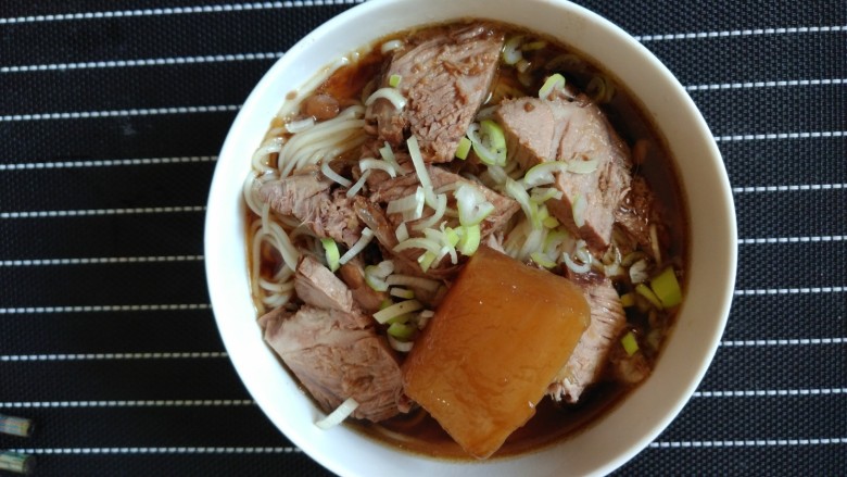 老汤牛肉面,倒入熬好的汤,在上面爬上葱末即可