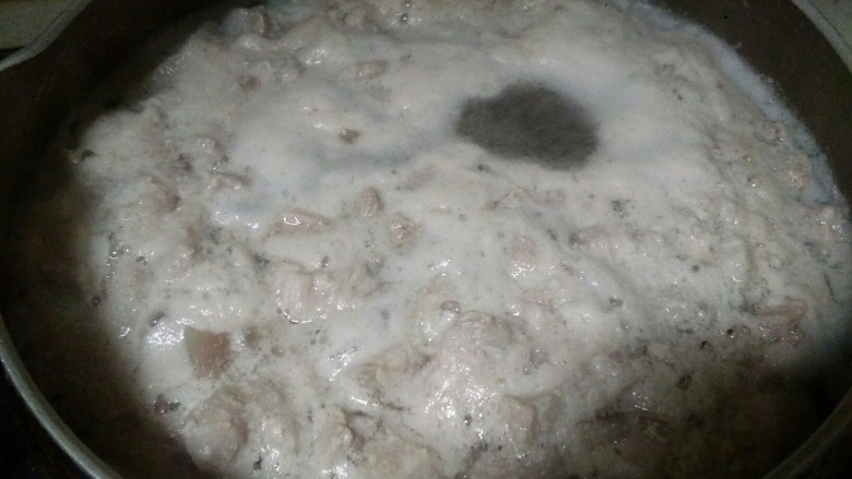 卤肉饭,撇掉血沫,把肉捞出洗干净备用