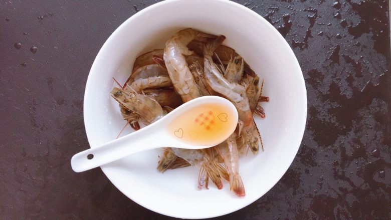 蒜蓉粉丝蒸虾,加入一茶匙<a style='color:red;display:inline-block;' href='/shicai/ 718'>料酒</a>腌制一下
