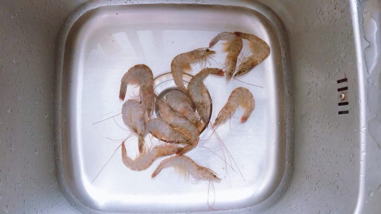蒜蓉粉丝蒸虾,把洗干净了（我这里的虾买来放冰箱冰了一会）