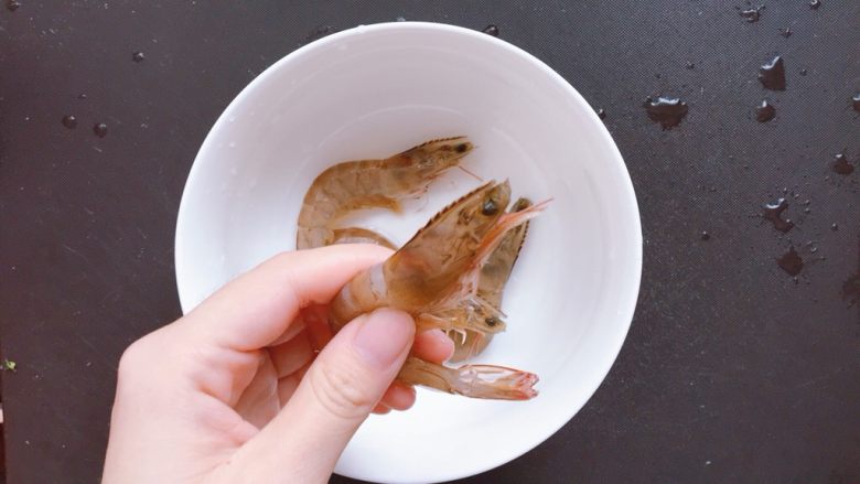 蒜蓉粉丝蒸虾,用剪刀把尖尖的虾头和胡须剪掉