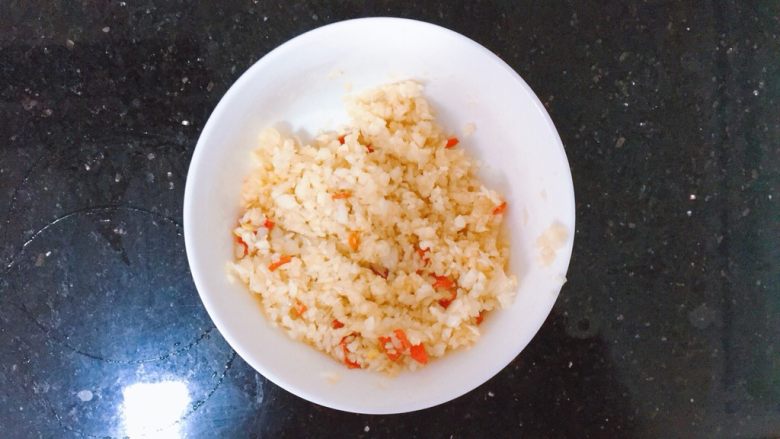 蒜蓉粉丝蒸虾,全部剁成碎末备用