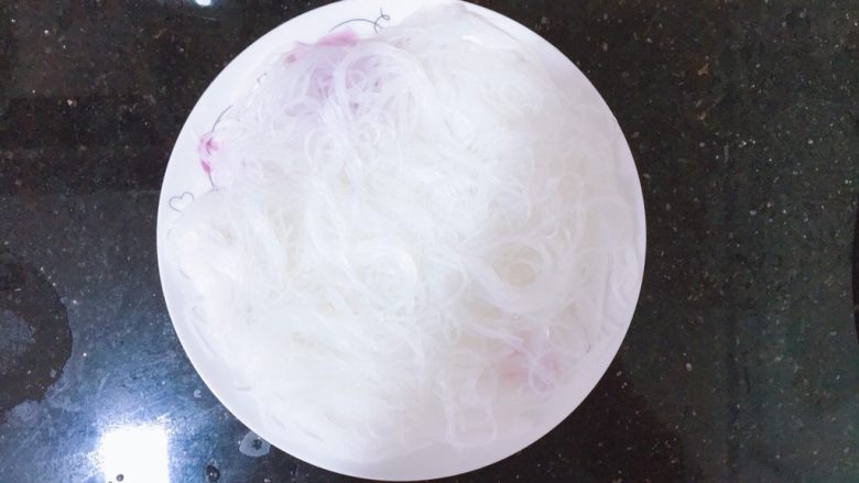 蒜蓉粉丝蒸虾,将泡发好的粉丝铺在盘子上