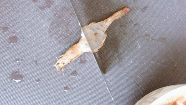 蒜蓉粉丝蒸虾,用刀背把虾肉拍松