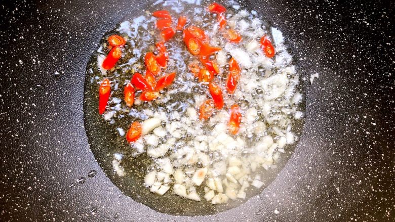 自制腌菜,热锅热油,放入蒜末小米椒爆香