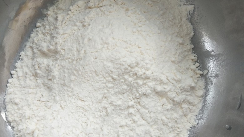 西红柿豆角焖面,做手擀面：准备好适量面粉