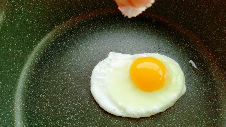 料多多~早餐三明治,<a style='color:red;display:inline-block;' href='/shicai/ 9'>鸡蛋</a>煎熟,表面撒少许的食盐。