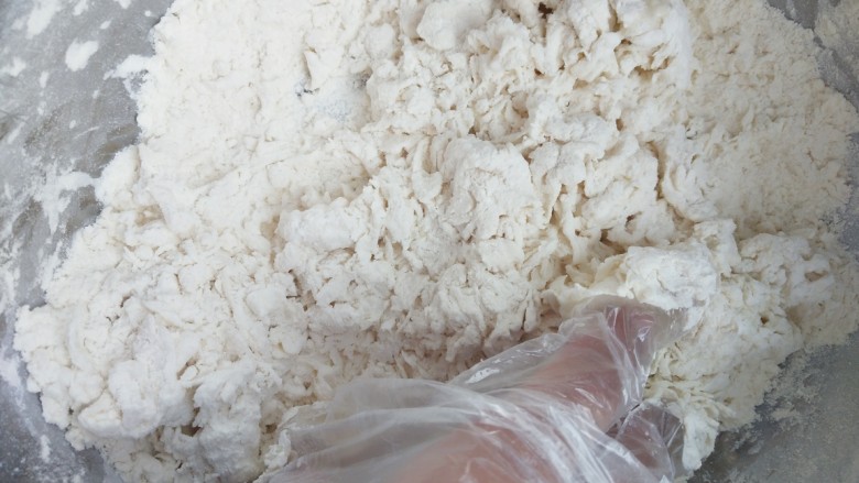 西红柿豆角焖面,一点一点加温水开始和面，面和得硬一点，软硬适中