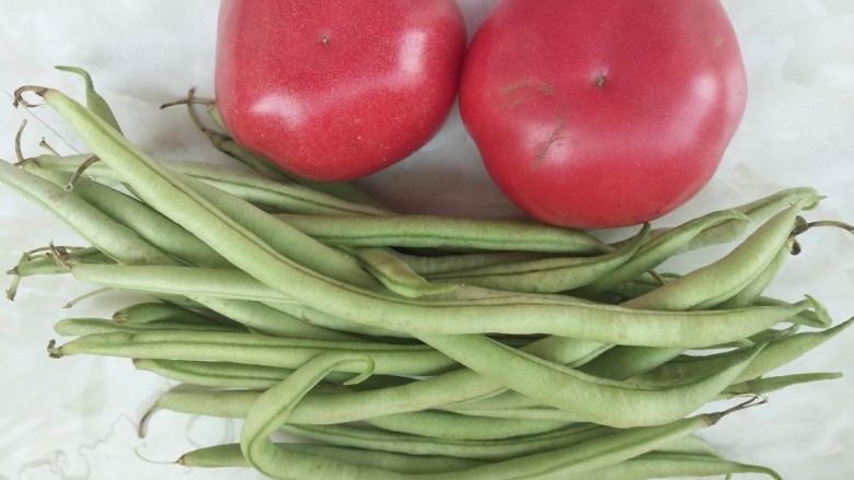 西红柿豆角焖面,做菜：准备<a style='color:red;display:inline-block;' href='/shicai/ 3639'>豆角</a>和<a style='color:red;display:inline-block;' href='/shicai/ 3551'>西红柿</a>，清洗一下