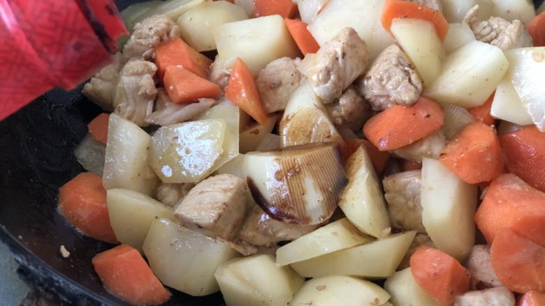 土豆鸡胸肉咖喱饭,加入生抽。