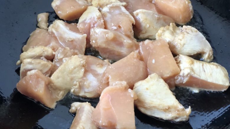土豆鸡胸肉咖喱饭,改小火,放入腌制好的鸡胸肉煸炒。