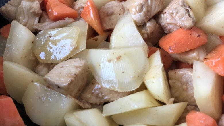 土豆鸡胸肉咖喱饭,翻炒至土豆边变透明。能看到图正中的土豆,就是这个程度。