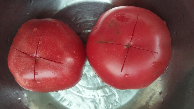 西红柿豆角焖面,西红柿上面用刀子划十字口，加烫水