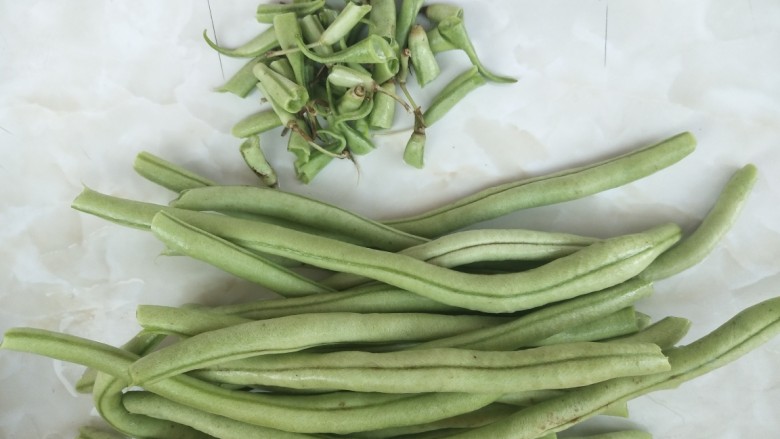 西红柿豆角焖面,豆角前后根择掉