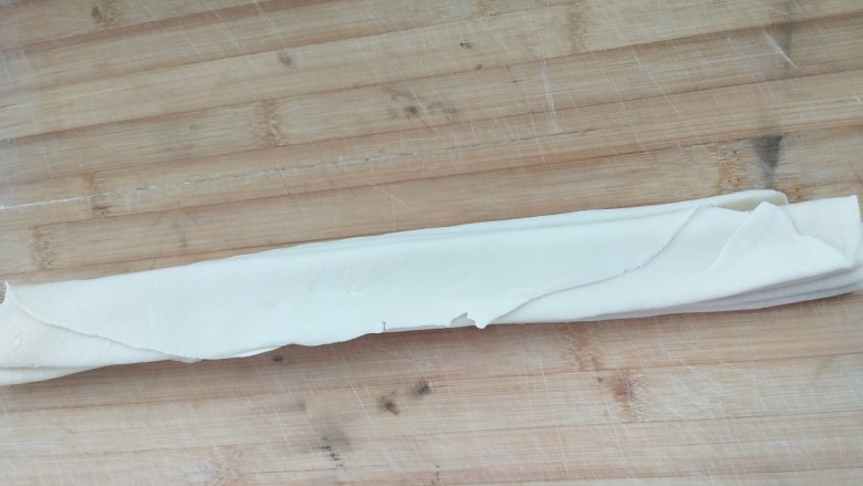 西红柿豆角焖面,像叠扇子一样把面片叠好