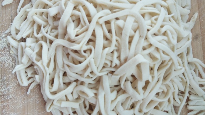 西红柿豆角焖面,面条切好了，都抖开