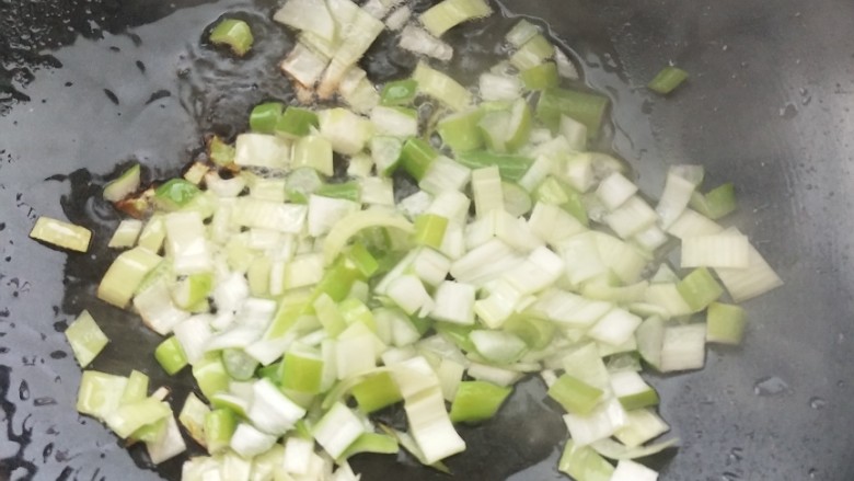 西红柿豆角焖面,锅里放适量的油，五成热放葱花爆炒