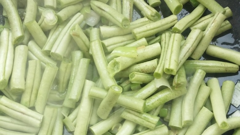 西红柿豆角焖面,放豆角炒一下