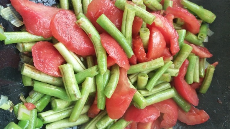 西红柿豆角焖面,放西红柿炒一下