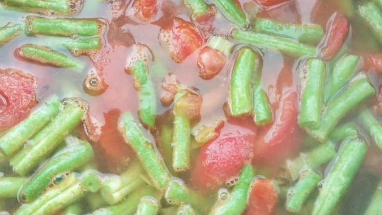 西红柿豆角焖面,加热水沫过豆角即可