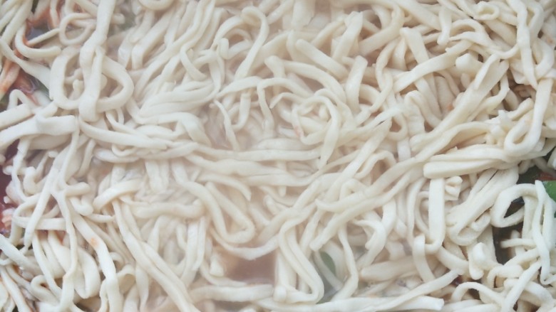 西红柿豆角焖面,做好的手擀面条平铺在上面