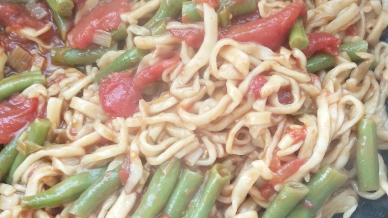 西红柿豆角焖面,中间可以翻一翻面条看好了没有，没有的话再焖两三分钟