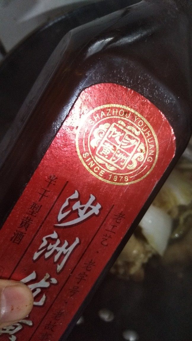 酸汤鸡腿,加料酒,盖盖煮开