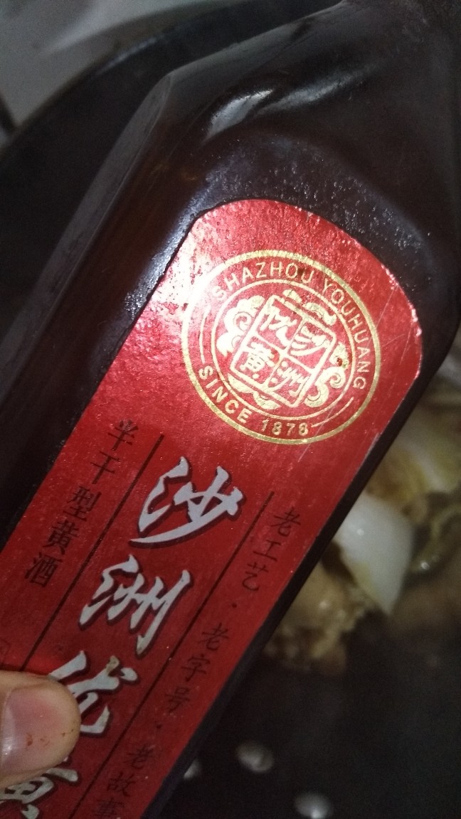 酸汤鸡腿,加料酒，盖盖煮开