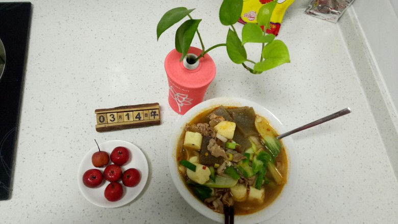 麻辣锅,开吃了,一边喝汤一边吃菜,好吃的不要不要的,最主要少油会更加健康。
