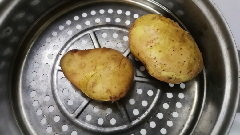 椒盐土豆,蒸熟的土豆取出,晾凉
