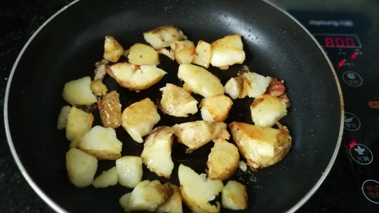 椒盐土豆,翻面,煎两面焦黄