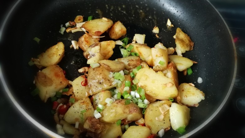 椒盐土豆,最后放入葱花拌均匀,关火